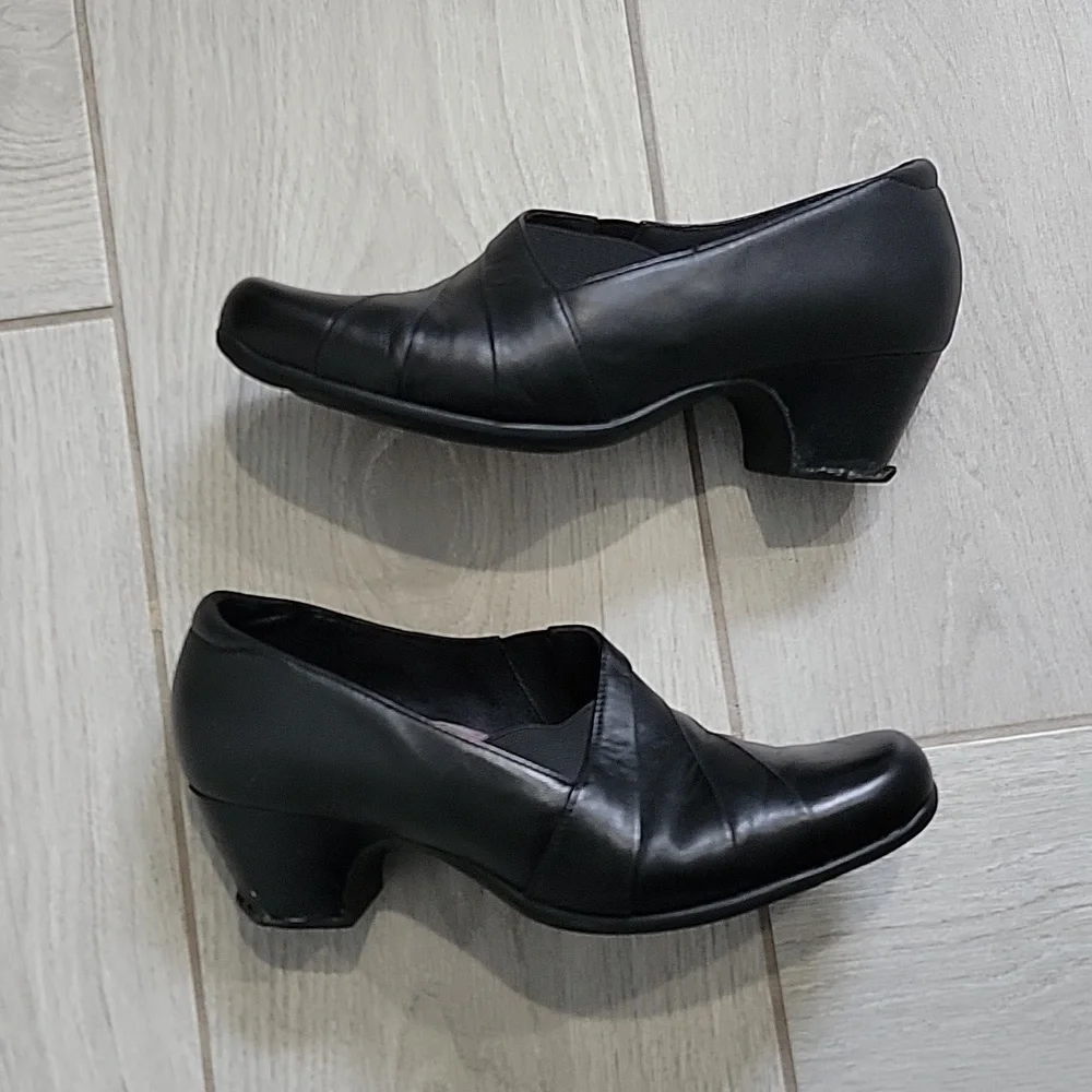 Clarks Everyday Active Air Heels, Size 8 Wide - Picture 2 of 6
